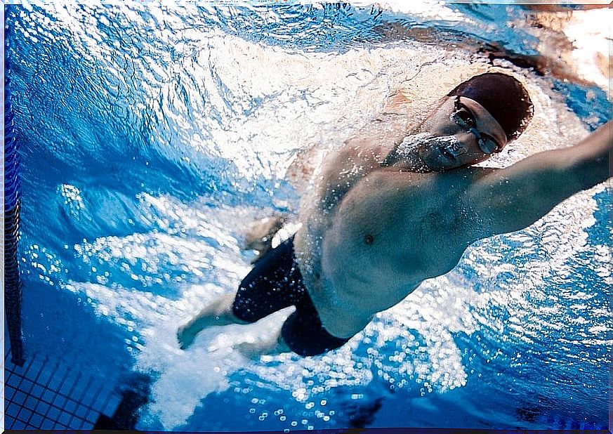 Man swimming: exercise to take care of your joints