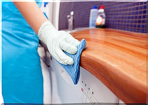 Disinfect-the-kitchen-countertop