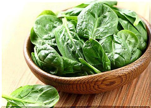 Foods to reduce wrinkles: spinach.