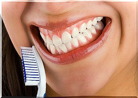 Brush your teeth well to fight bad breath