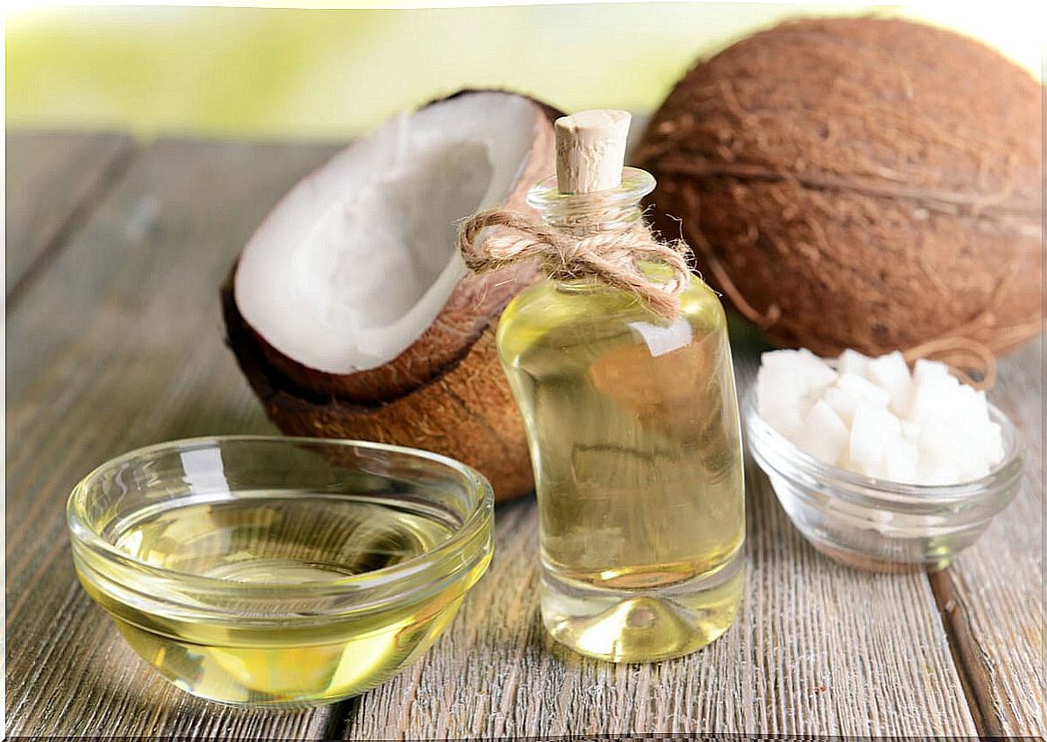 Coconut oil to treat atopic dermatitis: benefits and how to use it.